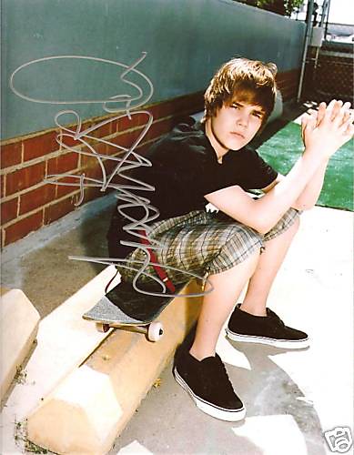 justin bieber signature autograph. What Does Justin Bieber#39;s