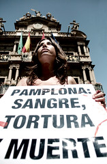 Foto: Una activista posa con el cartel ante el Ayuntamiento
