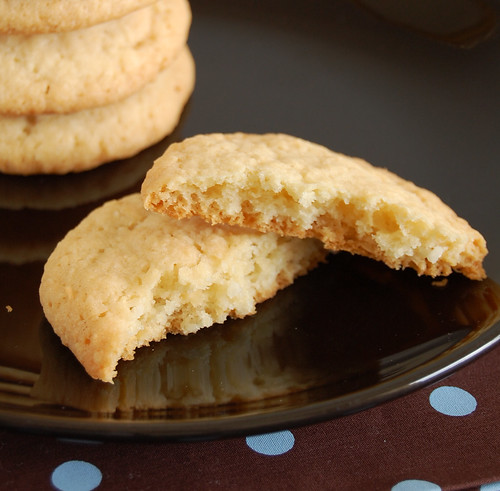 Coconut and white chocolate chip cookies / Cookies de coco e chocolate branco