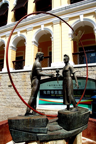 大三巴牌坊前男與女雕像, Macau