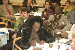 2009 全球暖化世界公民高峰會（ WWViews on Global Warming, 2009 ）各國主持人在哥本哈根進行工作坊會議討論一景；照片提供：林子倫老師。