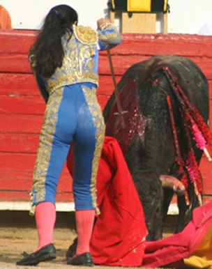 La torera Lupita Lopez descabellando a su novillo