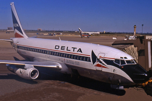 Delta Boeing 737-232 (N305DL)