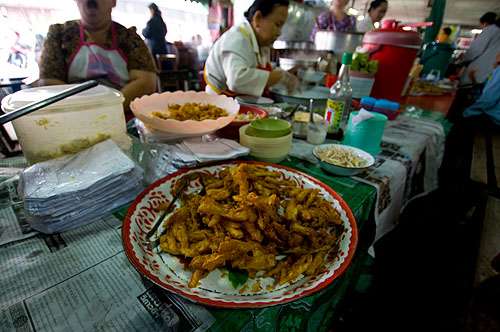 Khang pong, a local snack of battered and deep-fried papaya and/or sliced shallots, Mae Hong Son's morning market