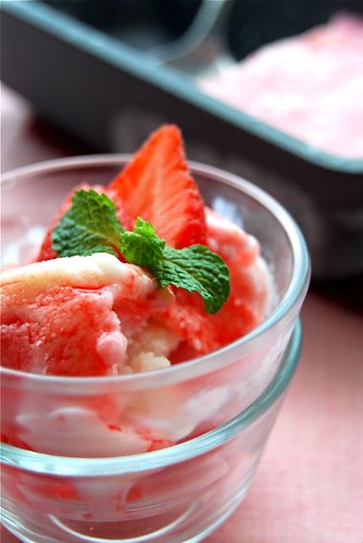 Homemade frozen strawberry swirl yoghurt1