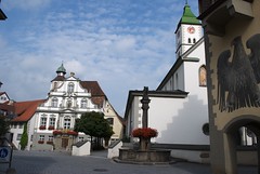 Kirchplatz in Wangen im Allgäu mit St. Martinskirche und Rathaus