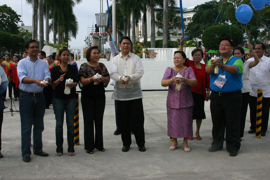 GenSan City Mayor leads the releasing of doves during the Opening Program of the 41st Charter Anniversary Celebration on Sept 5. From left are Congressman Teddy Casino, Congresswoman Darlene Custodio, Dra. Rose Acharon, Vice Mayor Flor Congson & Tunafest Director Orman Manansala.