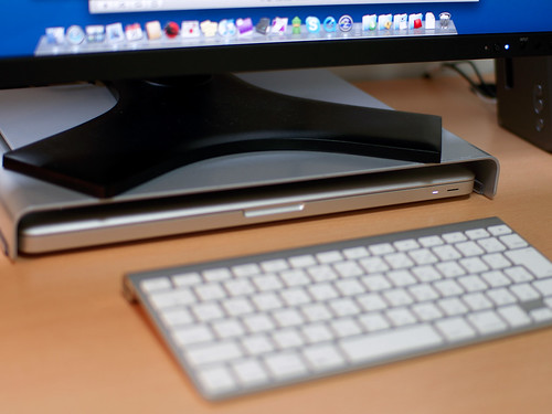 LapTuk Stand/Aluminium Color & MacBook Pro