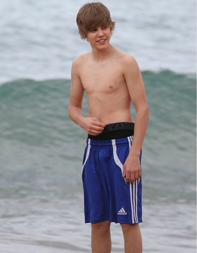 shirtless justin bieber 2010. Justin Bieber shirtless