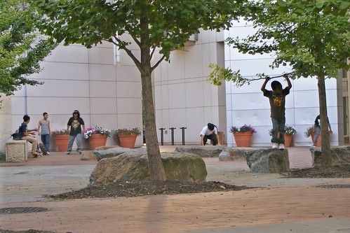 Skater Kids, Discovery Plaza