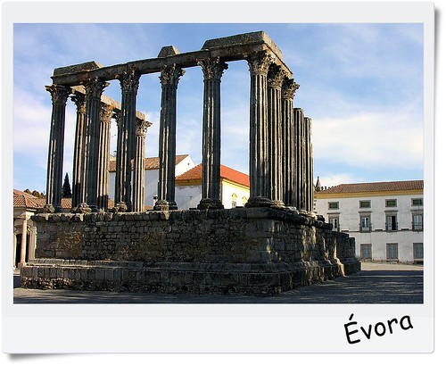 800px-Roman_temple,_Evora,_Alentejo,_Portugal,_28_September_2005