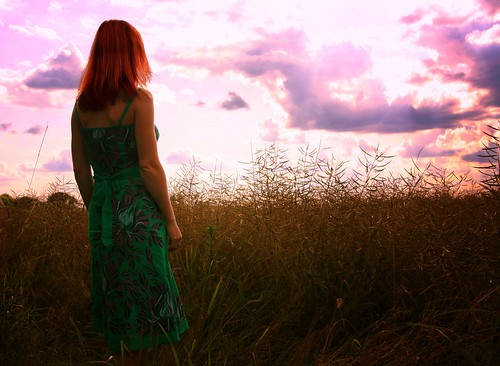 フリー画像|人物写真|女性ポートレイト|後ろ姿|草原の風景|フリー素材|