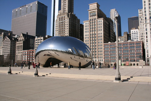 Jay Pritzker Pavilion (left) and Anish Kapoor's 'The Bean' (right) at Millennium Park