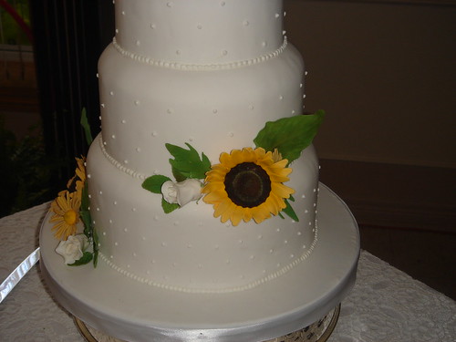 wedding cakes with sunflowers and roses