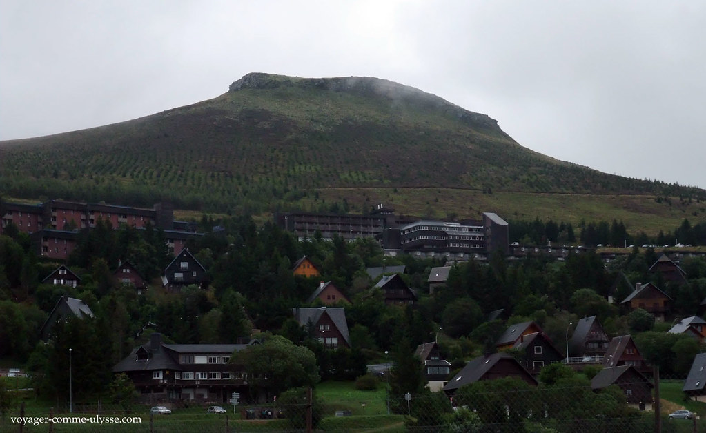 A aldeia, ao pé da montanha