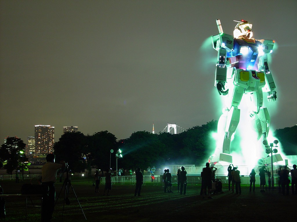 Gundam that stands in Shiokaze park