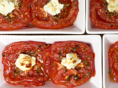 Tomaten mit Kräutern und Feta
