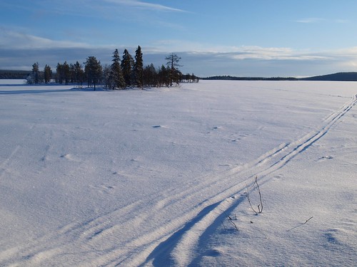 У меня мечта съездить с семьей в Лапландию и покататься на лыжах Lappland, snowbike track on frozen lake