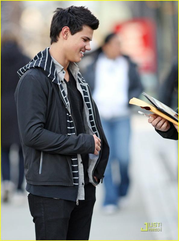 taylor-lautner-wolf-pack-lunch-11