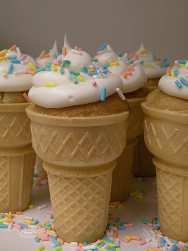  bake cupcakes in cones, AND how to ice cupcakes all in one post.