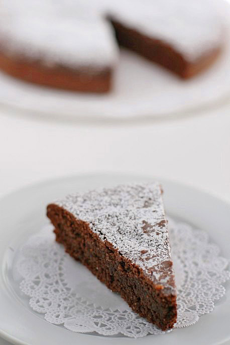 Flourless Chocolate Pecan Cake