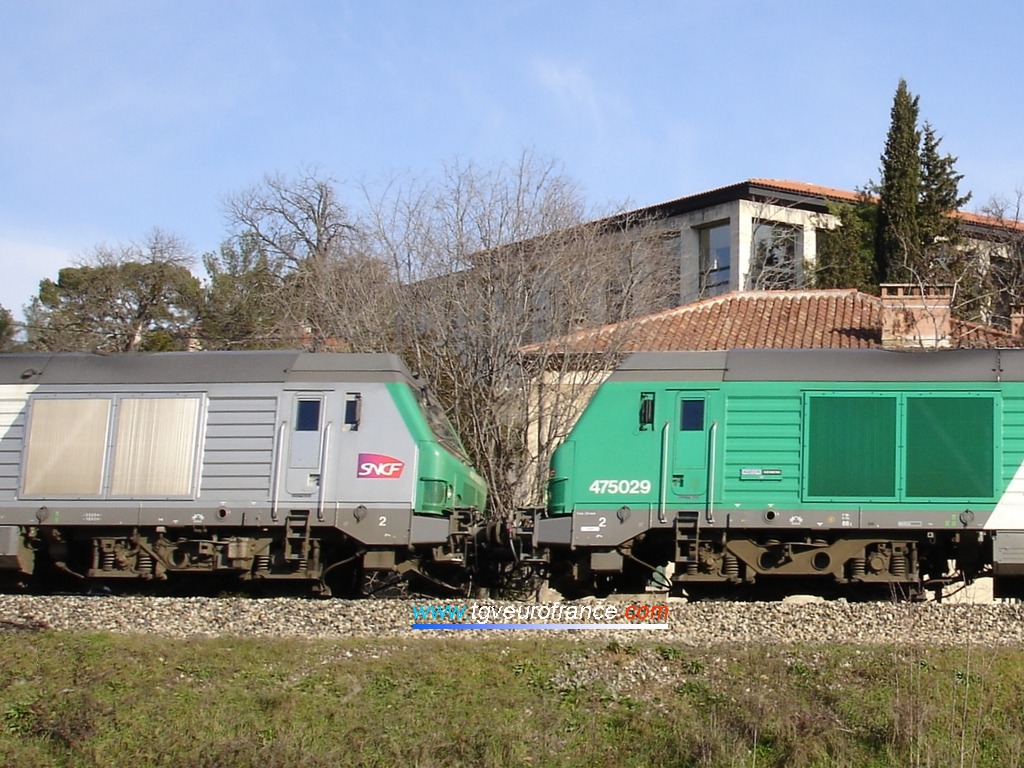 Vue détaillée de l'UM composée de deux locomotives Diesel BB75000 en tête d'un train de bauxite