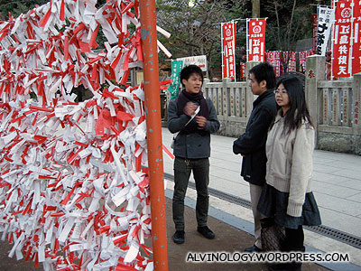 Explaining to us, how to make wishes at the shrine