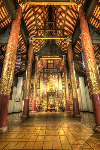 Inside Wat Chedi Luang