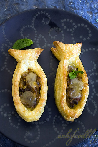 Home-made Vols-au-Vent (with caramelised onion filling)