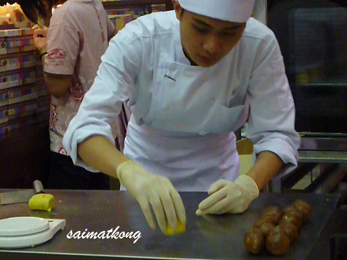 The making of shanghai mooncake