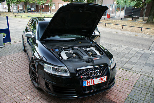Black on black Audi RS6 Avant