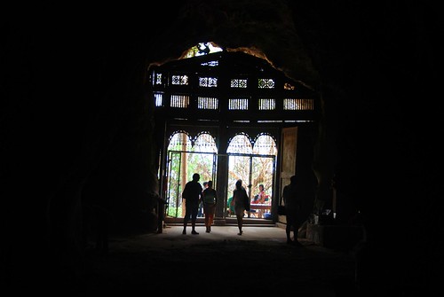 entrance to upper cave, pak ou