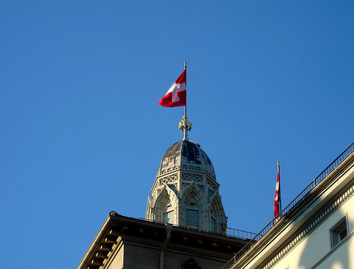 Grossmünster mit Schweizerflagge