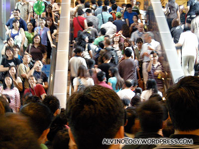 Crowd heading to IT Show via City Link Mall