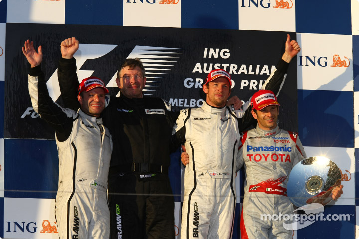 Podio del GP de Austrlia 2009, de izq. a der. 2 Rubens Barrichello (Brawn GP); Ross Brawn (duwo y jefe de equipo de Brawn GP); 1 Jenson Button (Brawn GP) y 3 Jarno Trulli (Toyota).