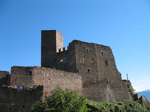 Die Burg Hocheppan mit dem 5-eckigen Burgfried