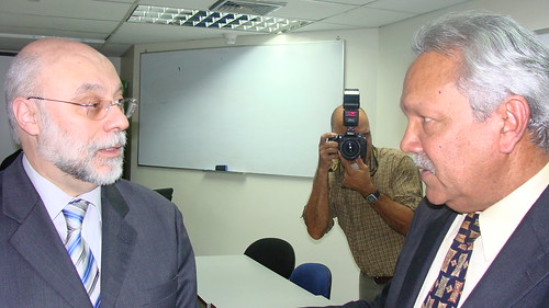 El gerente general de IBM,Félix Gallo, comparte con Flavio Rodríguez, director de la Fundación Esperansap