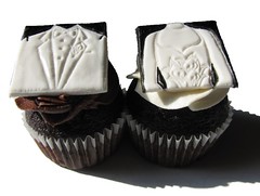 Bride and Groom Wedding Cupcake Design