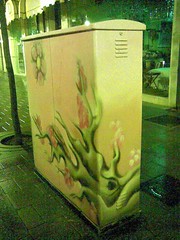 caja de electricidad en plena calle decorada con un graffiti de flores