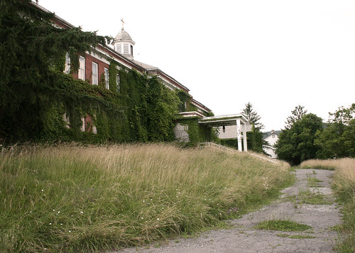 Front Drive of Mountain View Manor