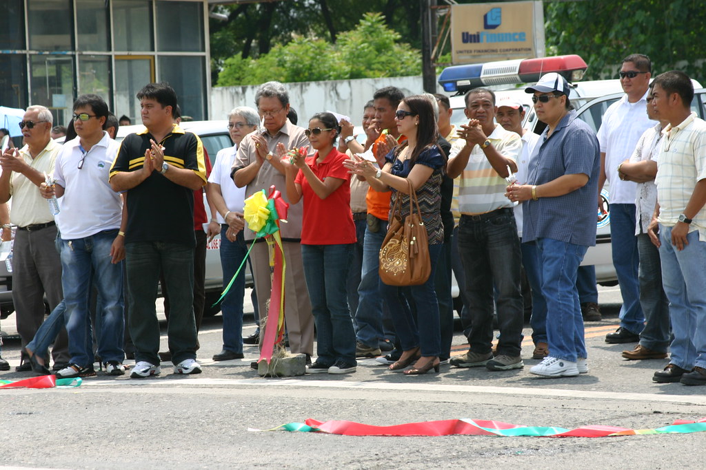 Congresswoman Darlen Custodio and other Special Guests, including former LTO-GenSan Chief Gauvain Benzonan applaud after cutting the ribbon representing the Highway-J.Catolico Junction Traffic Lights Signal System. Assisting them were City Councilors Dante Vicente, Meg Santos, Jun Avila, Odjok Acharon with Fil-Chinese Chamber Prexy Paul Gaisano, among others.