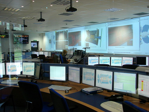 Sala de Control del experimento ATLAS en el CERN, Ginebra, Suiza. Lugar desde el cual profesores, investigadores y estudiantes se encargan de monitorear el funcionamiento de los diferentes detectores que conforman el detector ATLAS