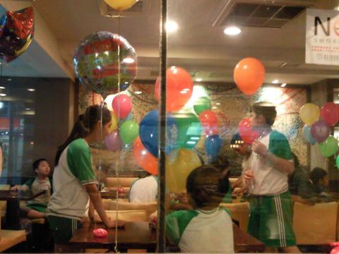 謝師宴餐會，畢業笑臉星星圖案氣球60顆，感謝鋁箔氣球5顆 by dod_balloon