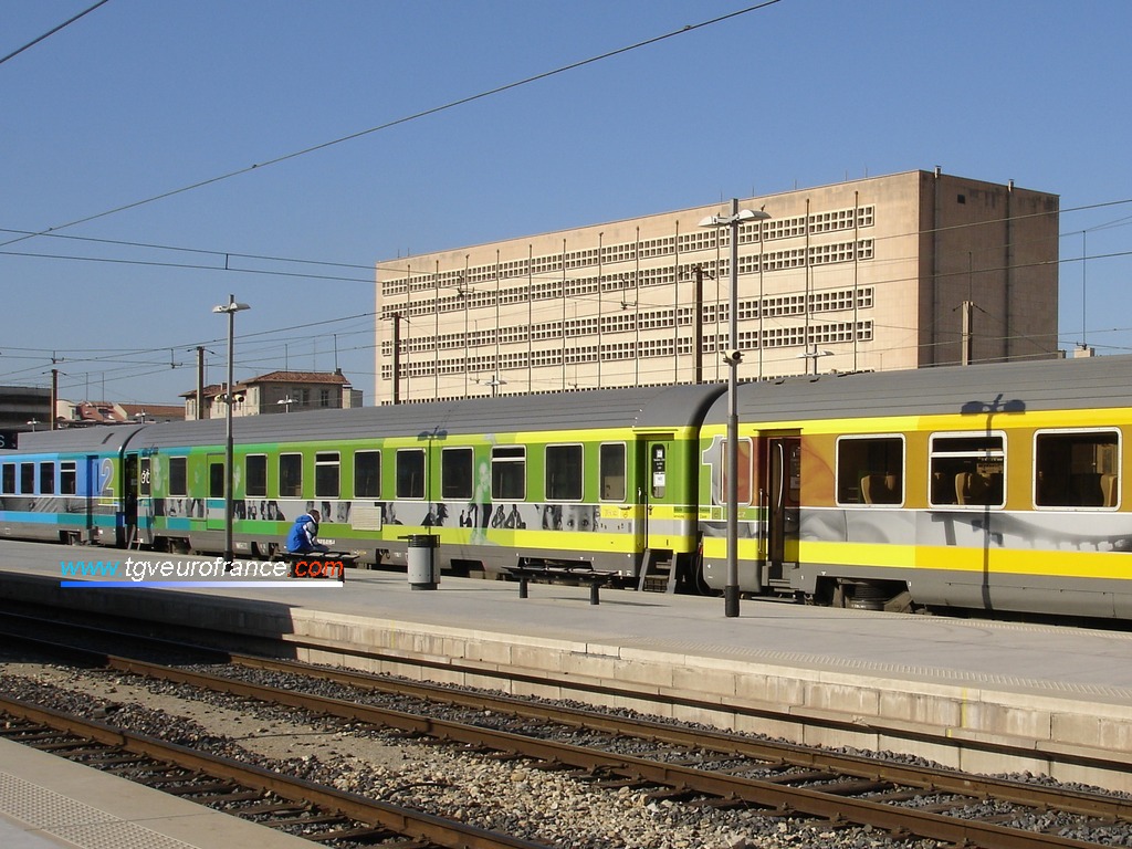 Un train Corail Téoz SNCF à quai en gare de Marseille Saint-Charles