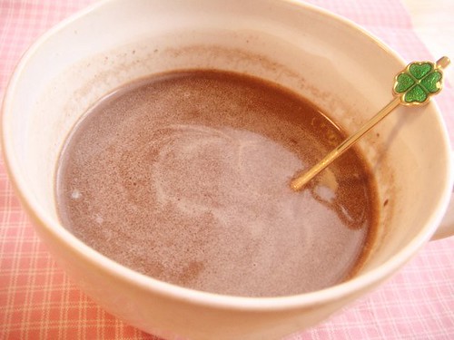 チョコをミルクにポン！ロッテの「ガーナdeホットショコラ」