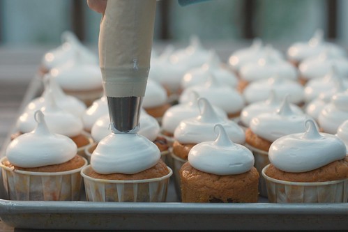 frosting cupcakes