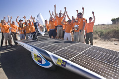 Nuon Solar Team viert aankomst als tweede bij de tijdfinish in Adelaide.