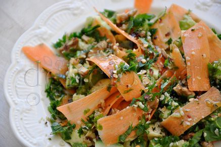 salata de morcovi, avocado, nuci & seminte de canepa (1 of 1)