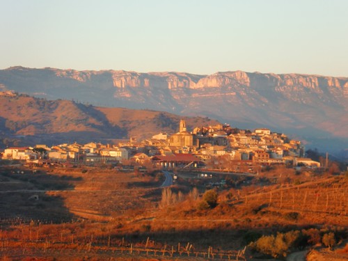 Vista del casco urbano de Gratallops, Priorat, con la Sierra de Montsant en el fondo desde la Finca Rocapoll