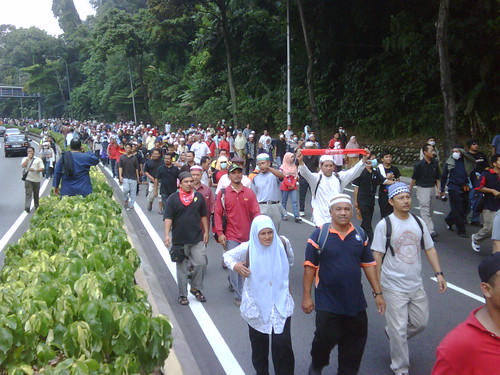 The crowd marches on to Istana Negara 3 by The Edge Malaysia.